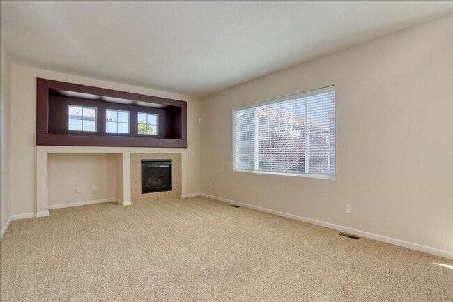 Building Photo - Awesome 3bed/3bath/2car garage on a quiet street in Aurora!