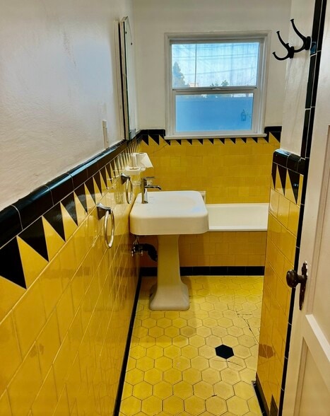 Building Photo - 1104 E California Ave