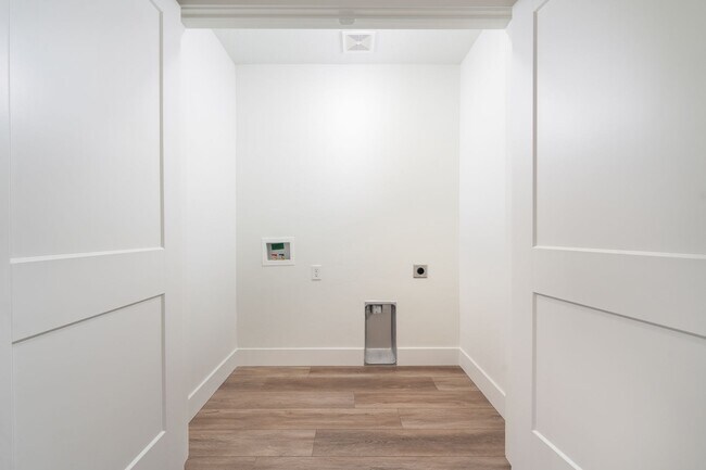 Building Photo - $1,799.00 for this 1 car garage, 2 bed, 2.5 bath