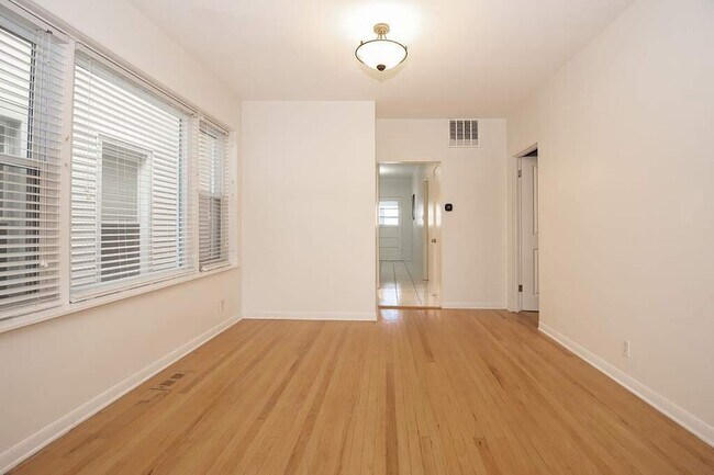 Building Photo - 3834 N Hermitage Ave