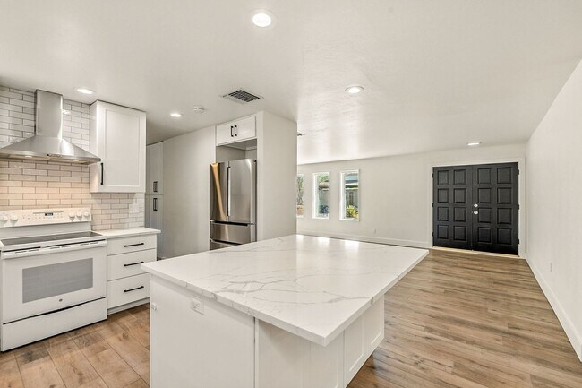 Building Photo - Beautiful 3 bed, 2 bath w/ bonus Room, loc...