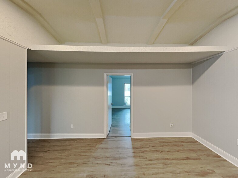 Building Photo - 1303 Hillsdale Dr