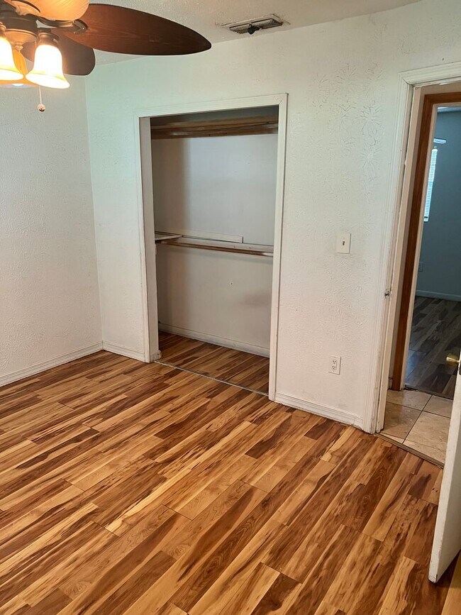 Building Photo - 3 BEDROOM, 2 BATH HOME IN THE HEART FORT P...