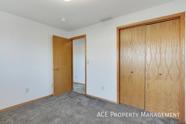 Building Photo - 240 Grandeur Ln