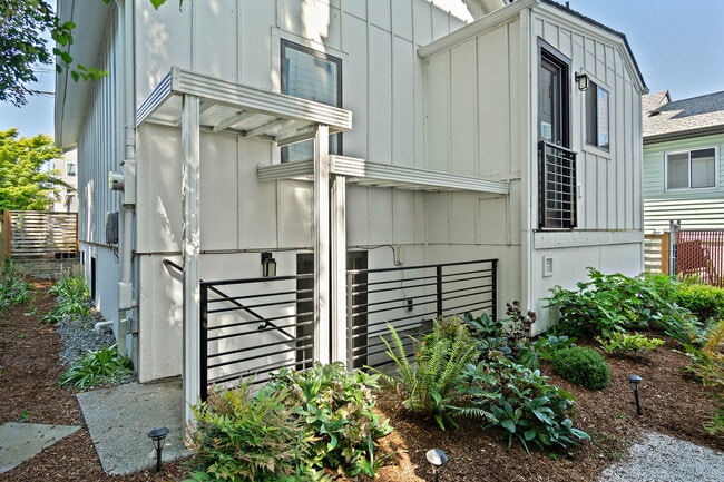 Building Photo - 3420 Alamo Pl S