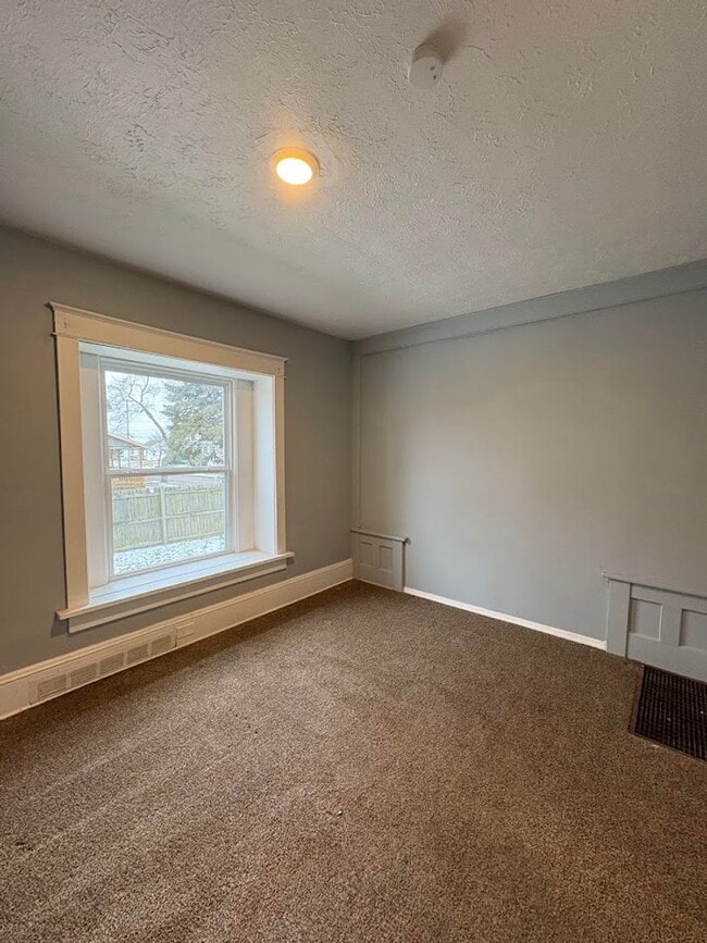 Building Photo - Four bedroom two bathroom home for rent