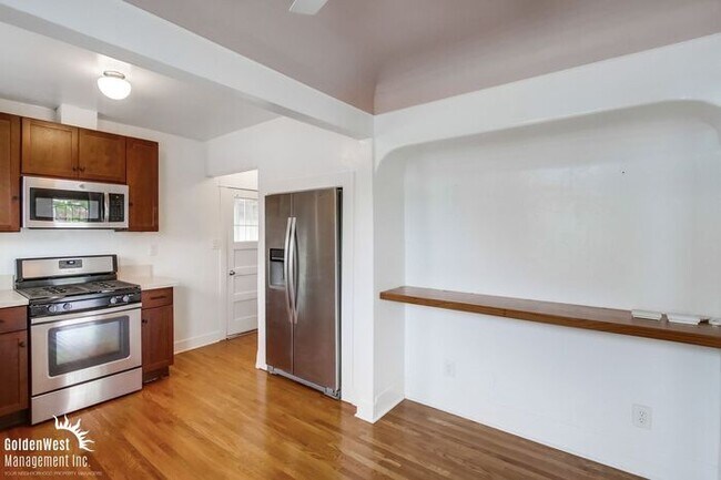 Building Photo - Charming 3Bdm 2Ba Home Located in the Norm...
