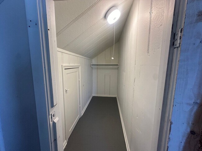 Building Photo - Freshly Renovated 3-Bedroom Home – Quality...