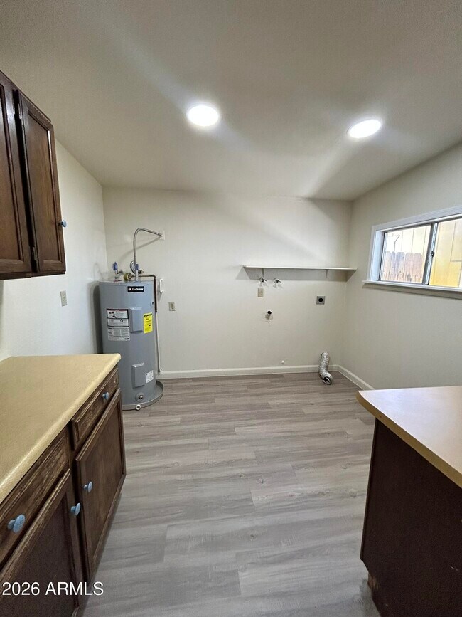 Building Photo - 711 N Oracle Cir