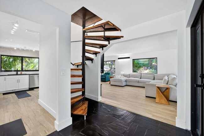 Building Photo - 511 S Riverhills Dr