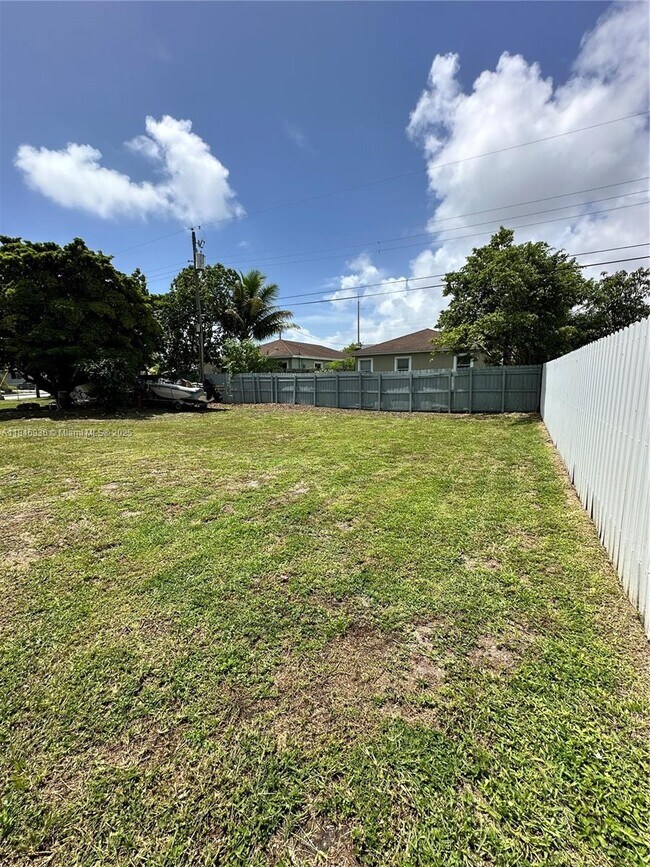 Building Photo - 912 NW 9th Ave