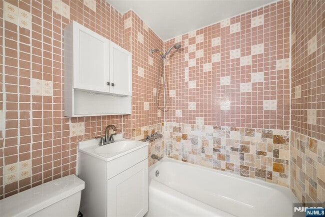 Building Photo - 539 Bergen Blvd