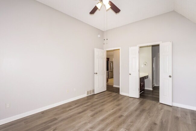 Building Photo - 8445 Clubview Dr