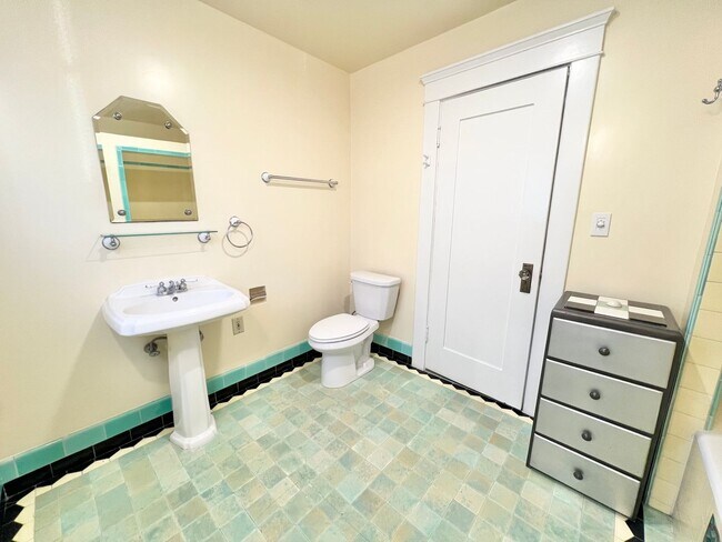 Building Photo - Charming Bluff Park Studio – Bright, Private, and Move-In Ready!