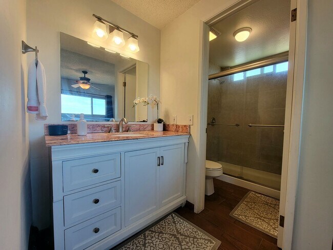 Building Photo - Darling, Move-In Ready Home in Highly Sought After Neighborhood w/ a Great View!!