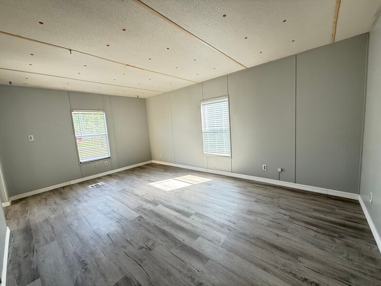 Building Photo - 256 Queen Mary Loop