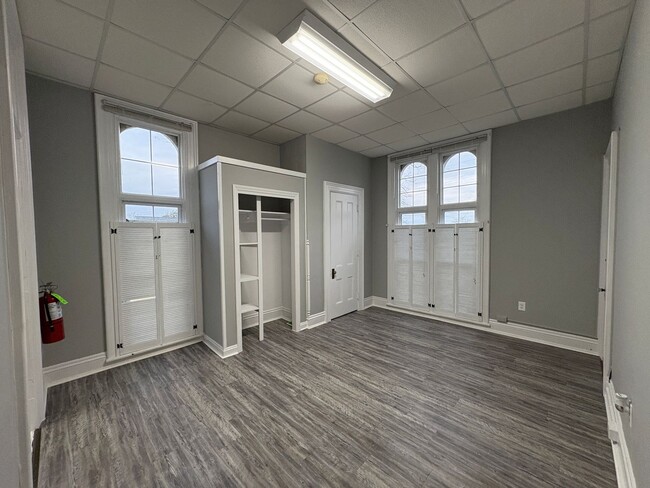 Building Photo - Spacious main level apartment in gorgeous hisotrical house!