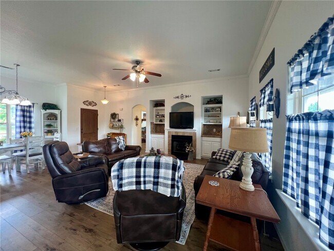 Building Photo - 800 Sienna Dr