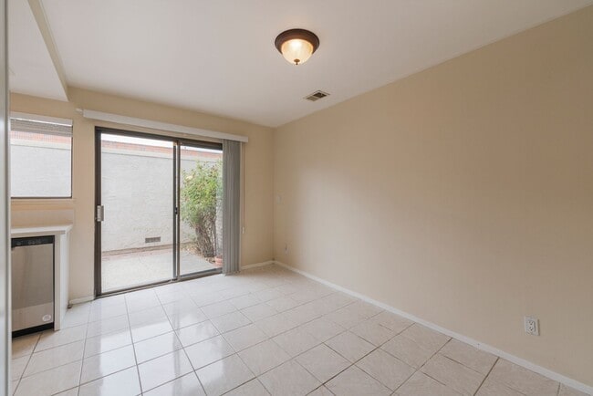 Building Photo - RPV Remodeled 2 bed 3 bath townhome in gat...