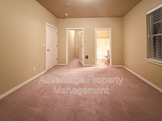 Building Photo - 519 Catron St N