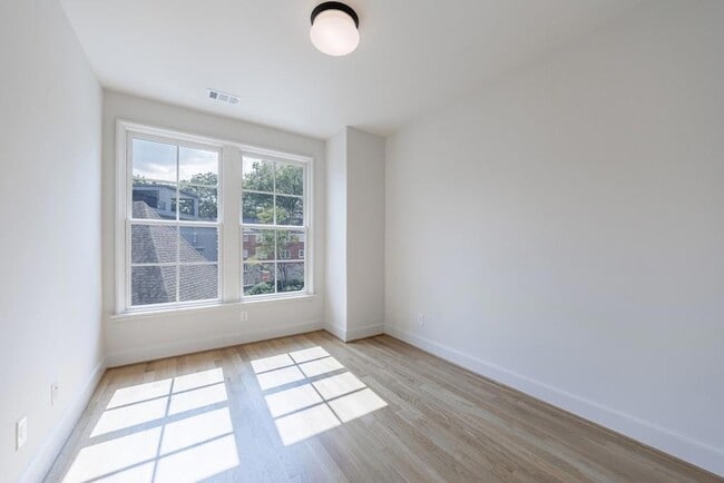 Building Photo - 81 Delmont Dr NE