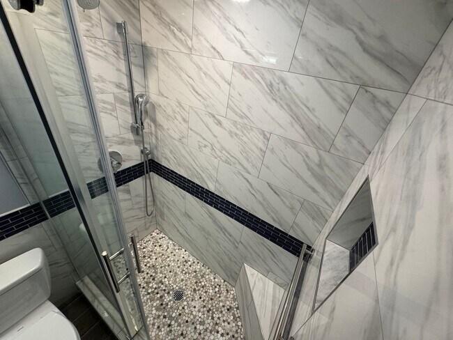 Building Photo - Sun-filled And Spacious 2 Bed 2 Bath Condo...