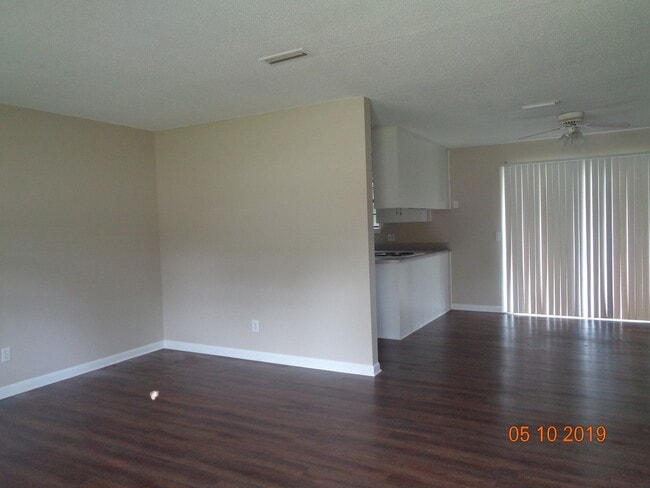 Building Photo - Sellers Court in Level Plains!  Freshly Pa...
