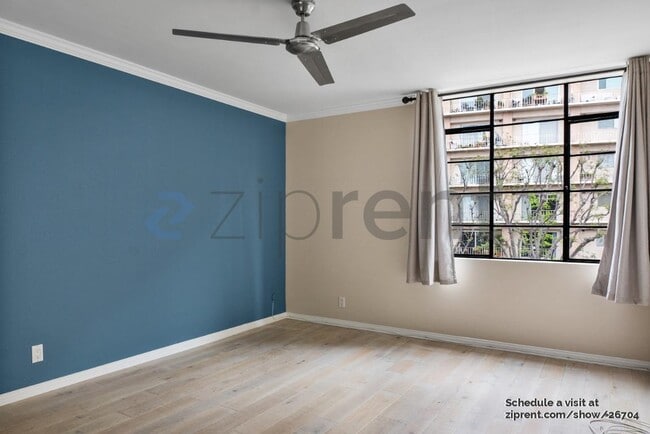 Building Photo - 117 S Doheny Dr