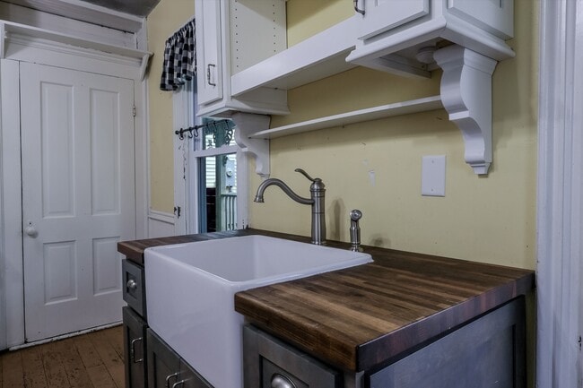 Building Photo - 329 Grayson St