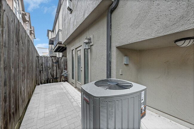 Building Photo - 2414 Dorrington St