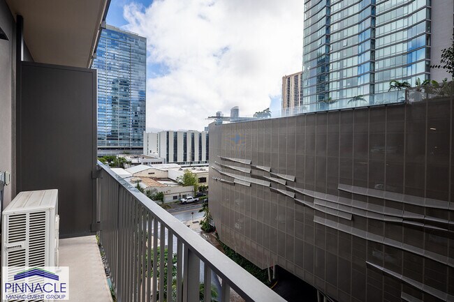 Building Photo - 987 Queen St