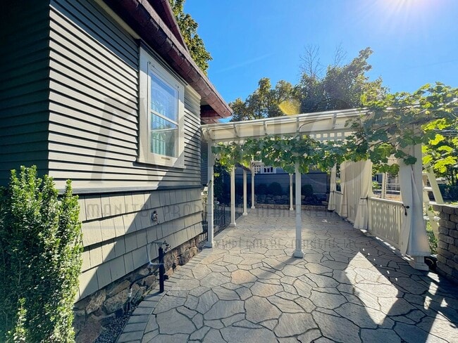 Building Photo - South Hill Swank