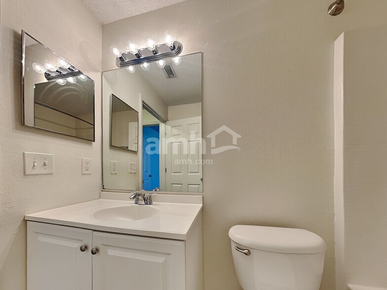 Building Photo - 25209 Hyde Park Blvd