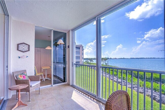 Building Photo - 5750 NE Island Cove Way