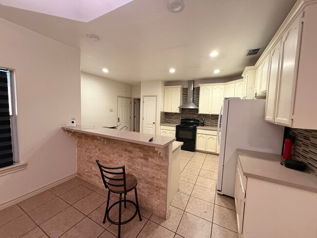 Building Photo - 405 Wren Point