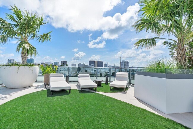 Building Photo - 9901 W Bay Harbor Dr