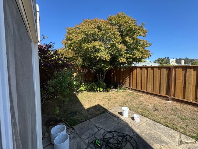 Building Photo - Beautiful 3bd/2.5 bath Townhome
