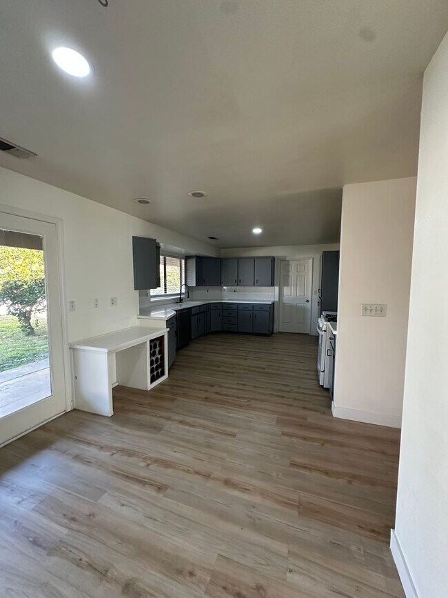 Building Photo - Charming Home Rent Ready !