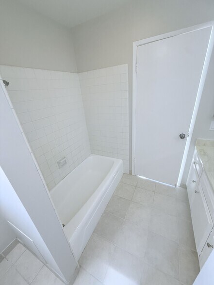 Full bathroom (view from Bedroom 1) - 3737 Portofino Way