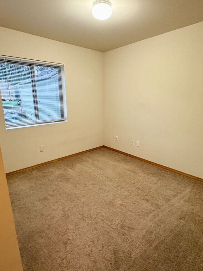 Building Photo - Newer Home in Summerset