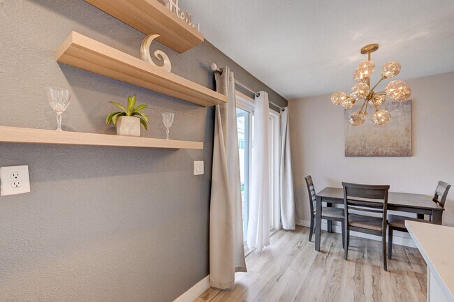 Building Photo - Fully Furnished or Unfurnished 3 BR / NO HOA