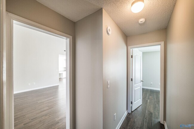 Building Photo - 129 High Noon Ln