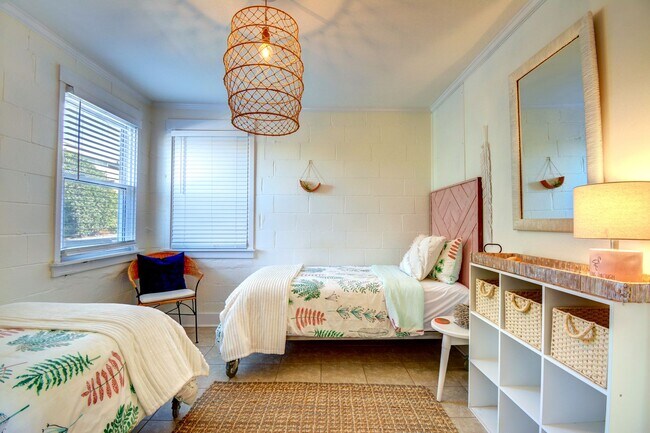 Building Photo - Off Season Coastal Cottage September 2026 through Mid February 2027- Fully Furnished- 3 Month Min...
