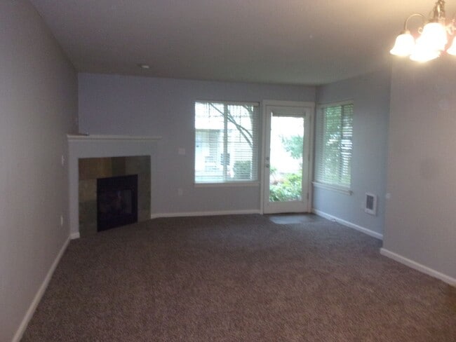 Building Photo - Popular West Oaks Condo
