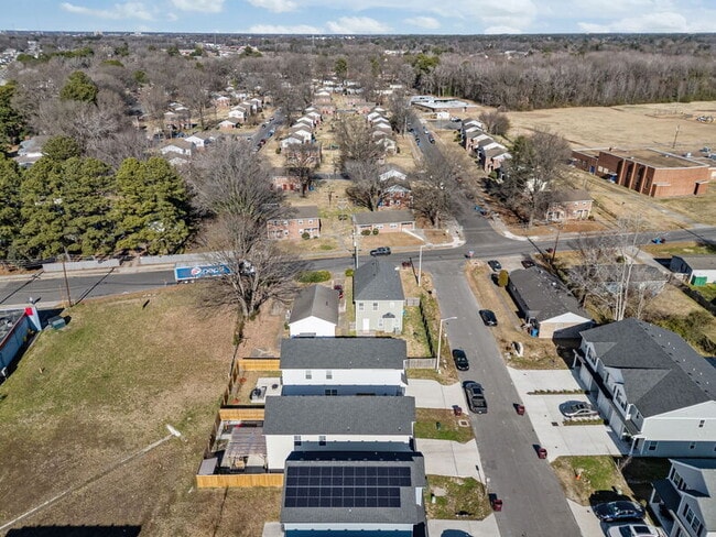 Building Photo - 812 Somb Moore Ways