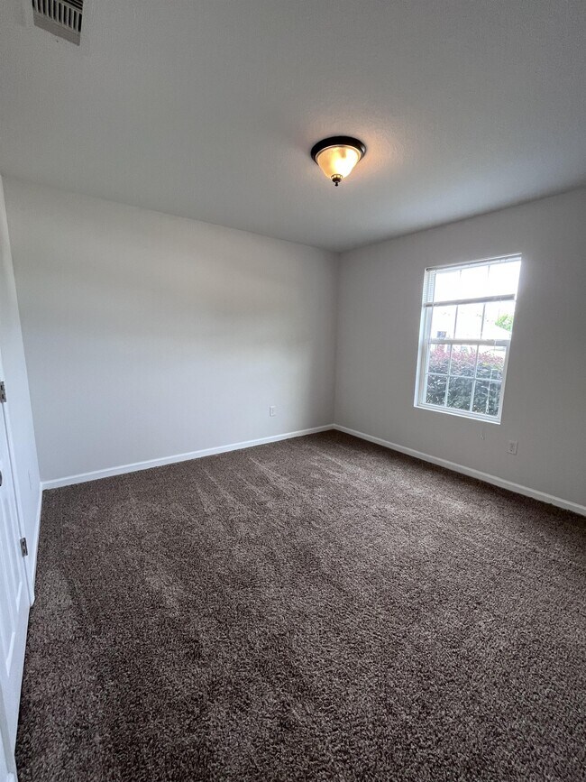 Building Photo - 206 N Bridgeport Dr