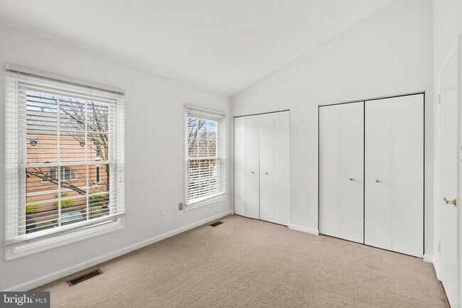 Building Photo - 1120 S Kenwood Ave