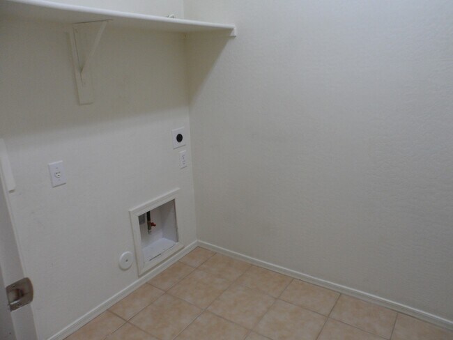 Building Photo - Great 3 Bedroom 2 Bath Home with Pool Service Included!