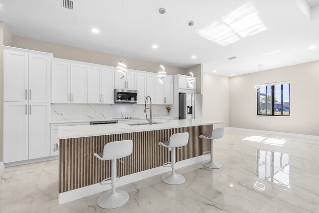 Building Photo - 1720 NE 14th St