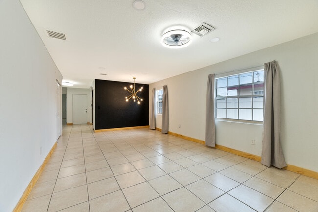 Building Photo - 289 SW 3rd Ct
